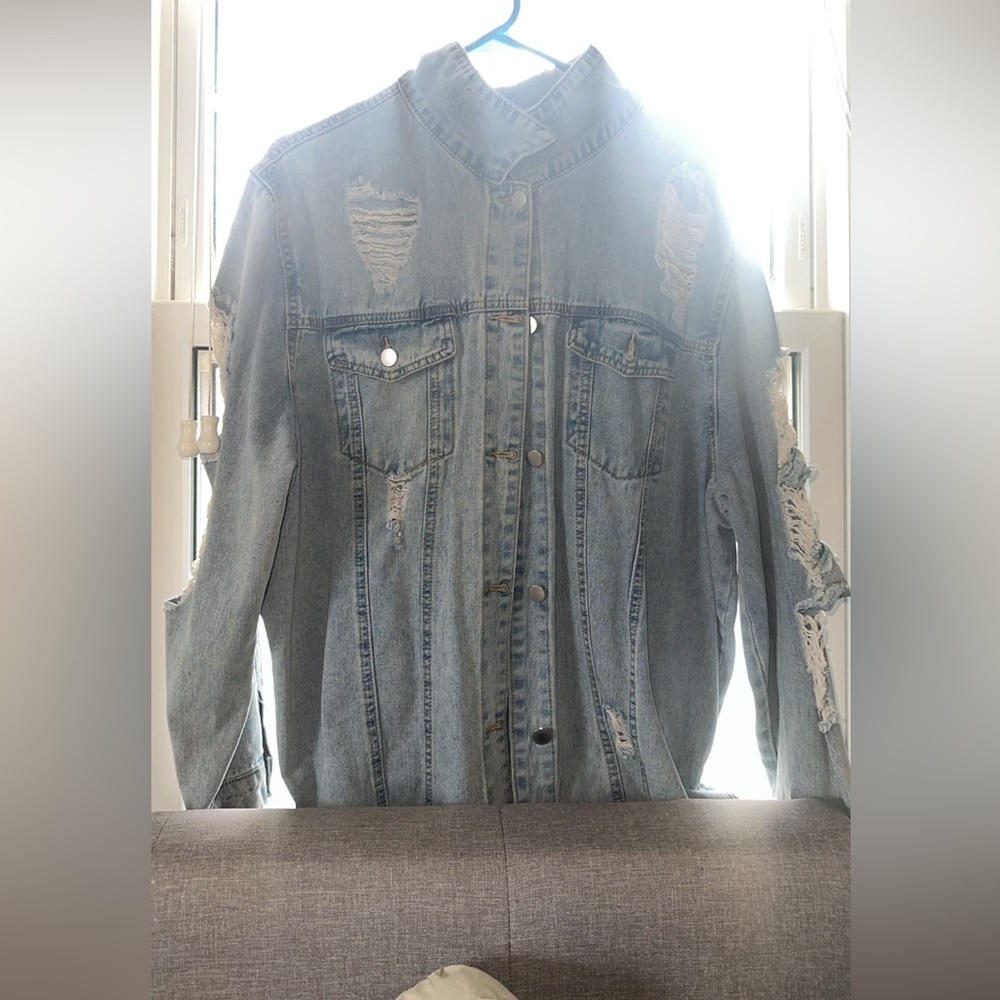 -Oversized Jean Jacket 
-Light wash 
-